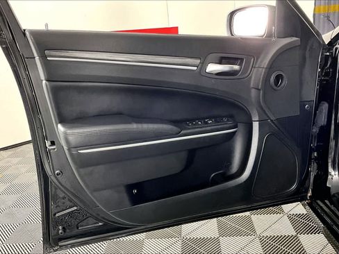 Used 2022 Chrysler 300 Touring L image 18