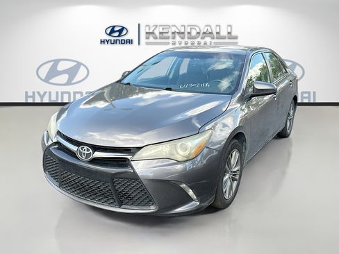 Used 2017 Toyota Camry SE image 3