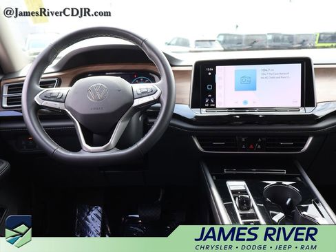 Used 2025 Volkswagen Atlas SE image 20