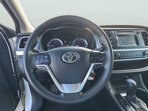 Used 2017 Toyota Highlander LE FWD image 16