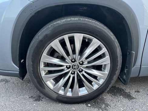 Used 2024 Toyota Highlander Platinum image 10