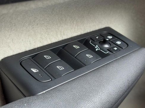 Certified 2023 Volvo XC40 B5 Ultimate w/ Protection Package Premier image 23