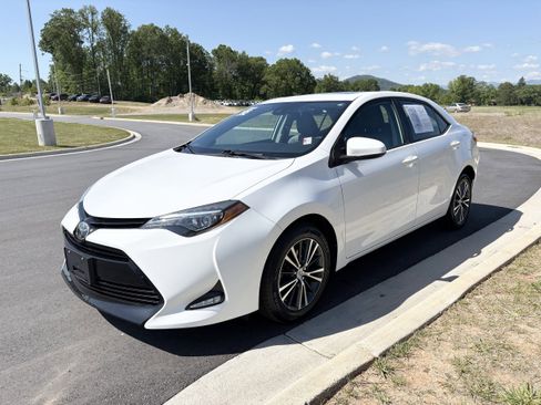 Used 2018 Toyota Corolla LE w/ LE Premium Package w/Moonroof FWD image 3