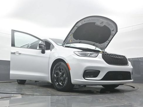 Used 2024 Chrysler Pacifica Limited FWD image 58