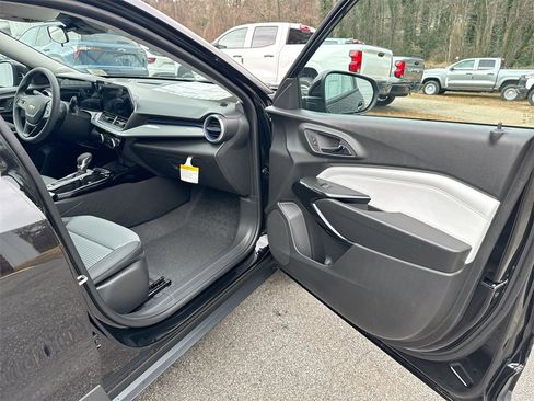 New 2026 Chevrolet Trax LT w/ Sunroof Package image 31