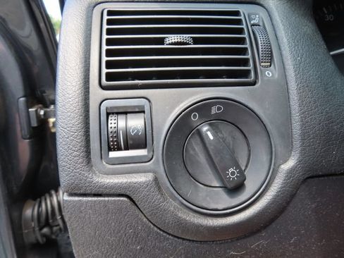 Used 2004 Volkswagen Golf GLS FWD image 18