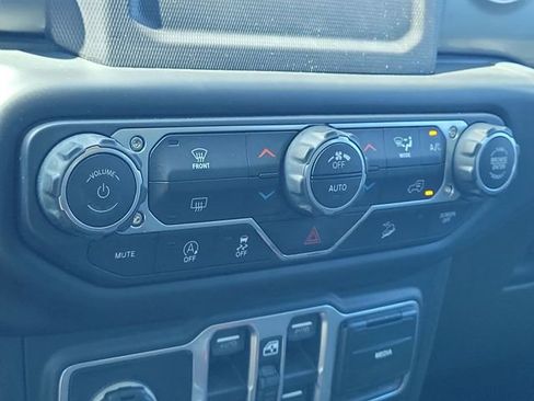 Used 2018 Jeep Wrangler Unlimited Sahara w/ LED Lighting Group AWD/4WD image 26