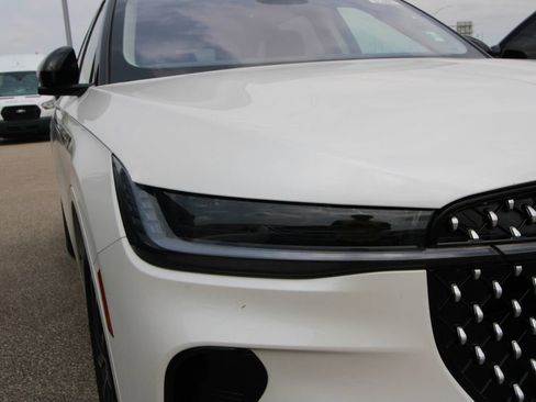 Used 2025 Lincoln Nautilus Reserve AWD/4WD image 12