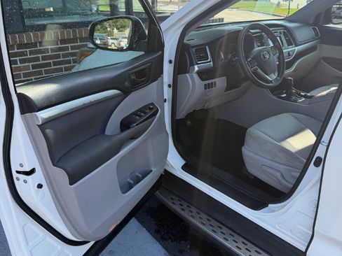 Used 2019 Toyota Highlander LE FWD image 14