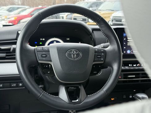 Used 2025 Toyota Camry SE image 17