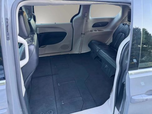Used 2023 Chrysler Pacifica Touring-L FWD image 32