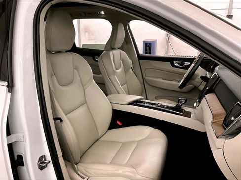 Used 2019 Volvo XC60 T5 Momentum w/ Multimedia Package AWD/4WD image 7