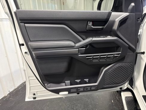 Used 2025 Toyota 4Runner SR5 AWD/4WD image 18