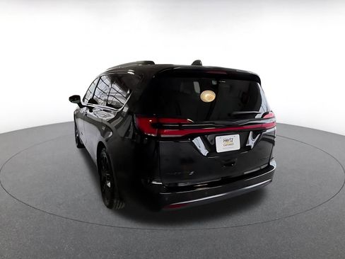 Used 2025 Chrysler Pacifica Limited image 15