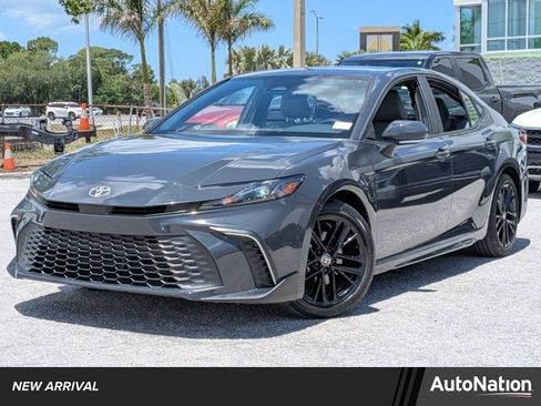 Used 2025 Toyota Camry SE FWD image 1