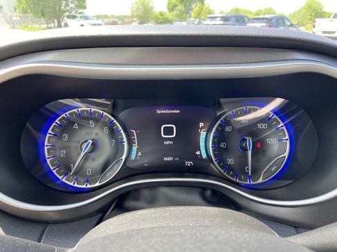 Used 2024 Chrysler Pacifica Touring-L FWD image 4