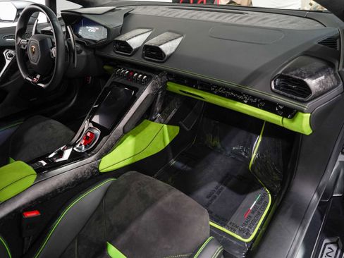 Used 2022 Lamborghini Huracan EVO RWD image 16