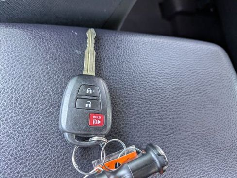 Used 2017 Toyota RAV4 LE FWD image 27