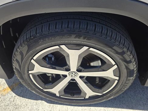 Certified 2025 Volkswagen Tiguan SE AWD/4WD image 10