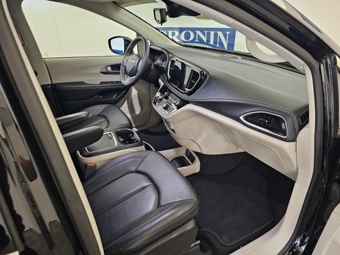 Used 2024 Chrysler Pacifica Limited FWD image 25