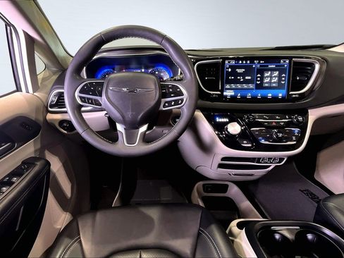 Used 2024 Chrysler Pacifica Touring-L image 8