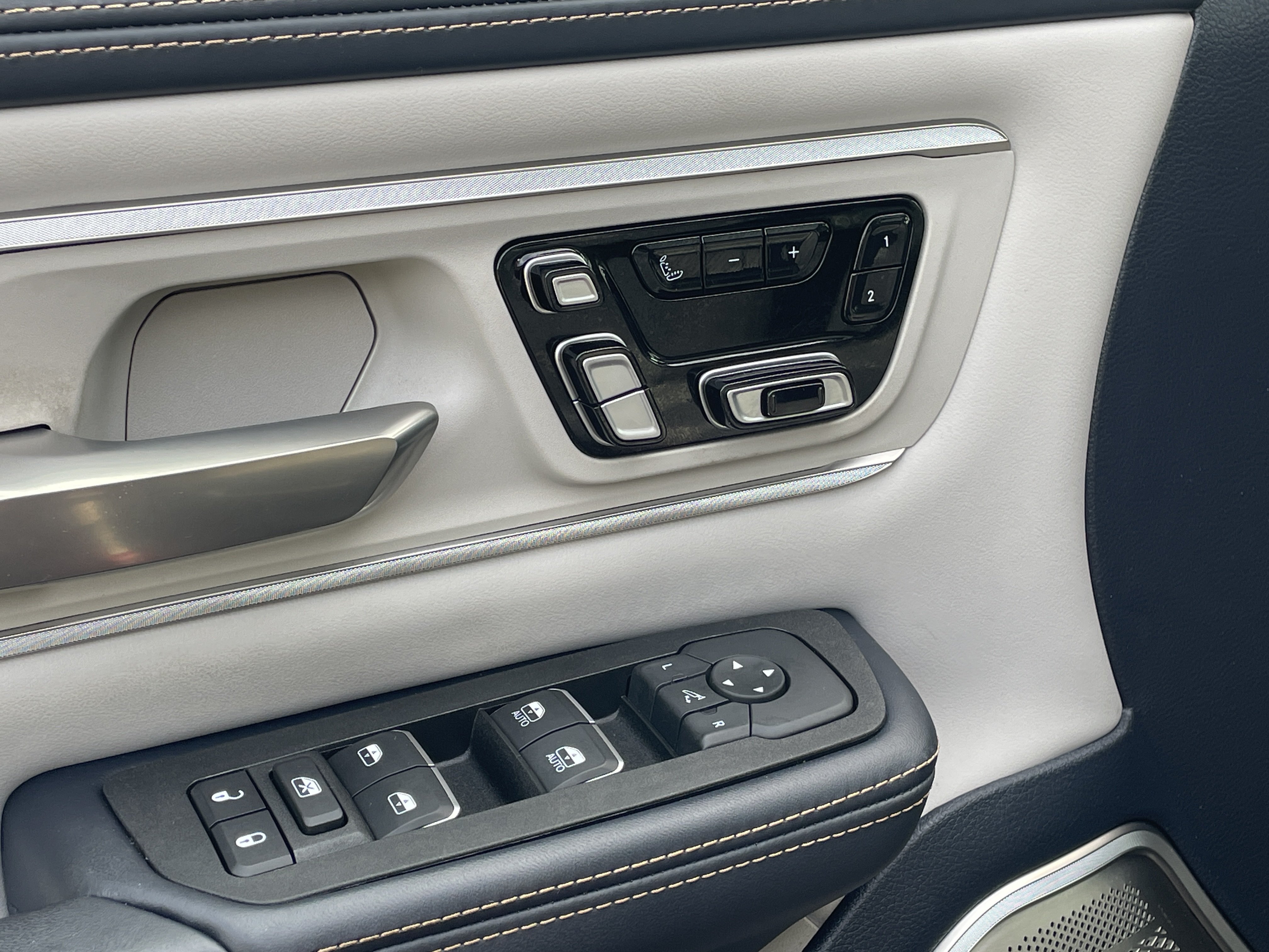 Used 2025 RAM 1500 Tungsten AWD/4WD image 14