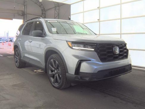 Used 2025 Honda Pilot Sport image 4