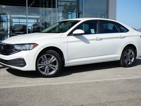 Used 2023 Volkswagen Jetta SE image 3