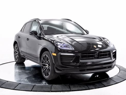 Certified 2025 Porsche Macan image 9