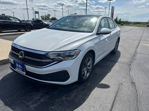 Used 2023 Volkswagen Jetta SE w/ Panoramic Sunroof Package FWD image 9
