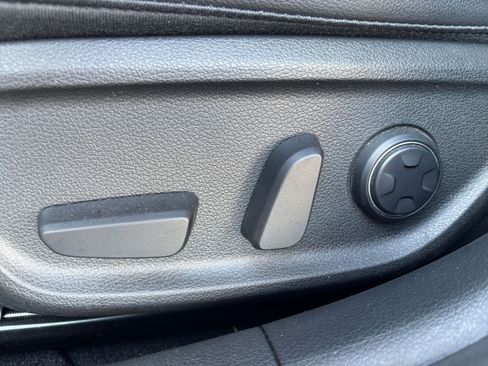 Used 2025 Genesis G70 2.5T image 23