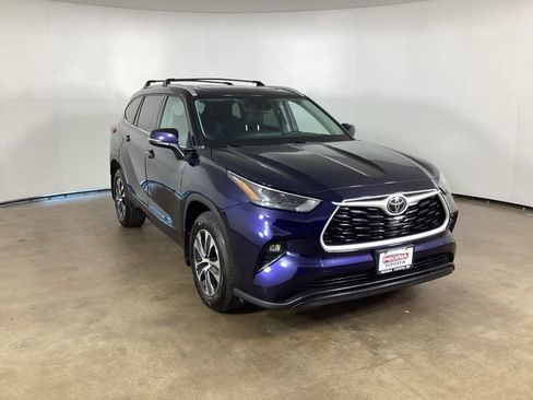 Used 2022 Toyota Highlander XLE AWD/4WD image 4