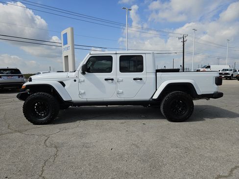 Used 2025 Jeep Gladiator Sport AWD/4WD image 4
