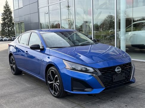 Used 2025 Nissan Altima 2.5 SR w/ SR Premium Package image 2