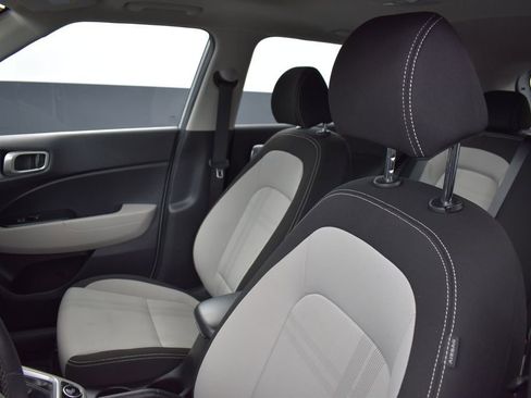 Used 2025 Hyundai Venue SEL FWD image 9