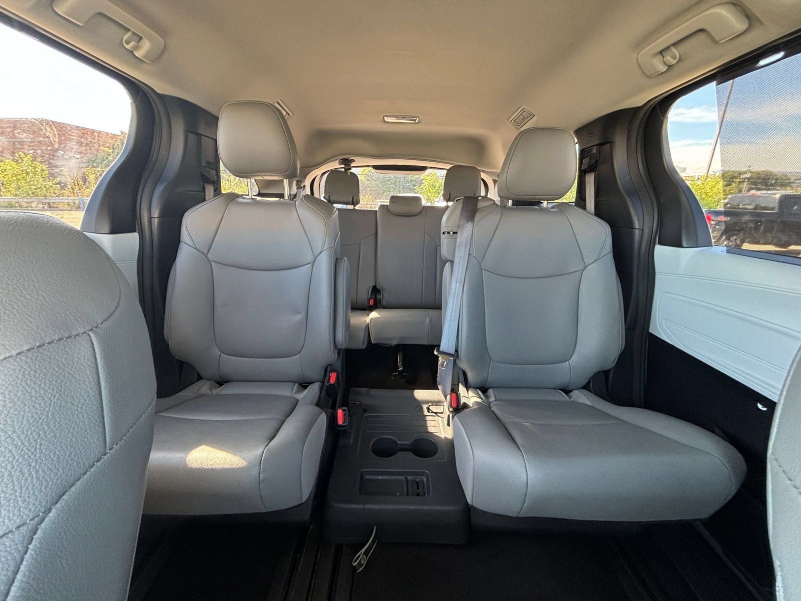 Used 2025 Toyota Sienna XLE FWD image 39