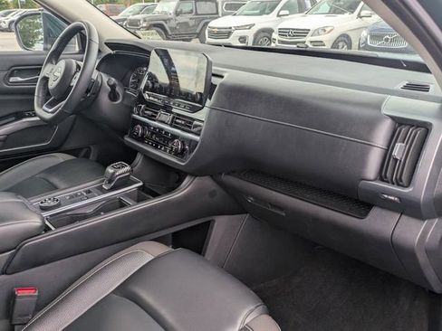 Used 2023 Nissan Pathfinder SL w/ Black Appearance Package AWD/4WD image 30