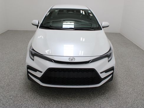 Used 2025 Toyota Corolla SE FWD image 3