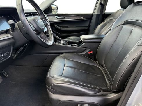 Certified 2022 Jeep Grand Cherokee L Limited w/ Black Appearance Package image 9