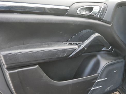 Used 2017 Porsche Cayenne S image 11