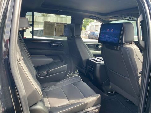 Used 2026 Chevrolet Suburban Premier AWD/4WD image 17