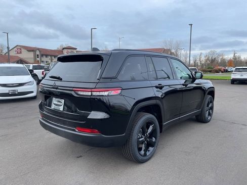 New 2025 Jeep Grand Cherokee Altitude image 4