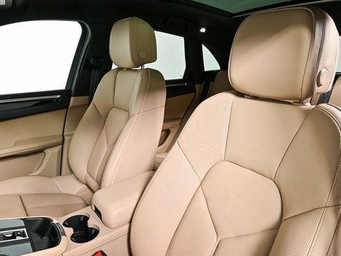 Certified 2025 Porsche Macan AWD image 5