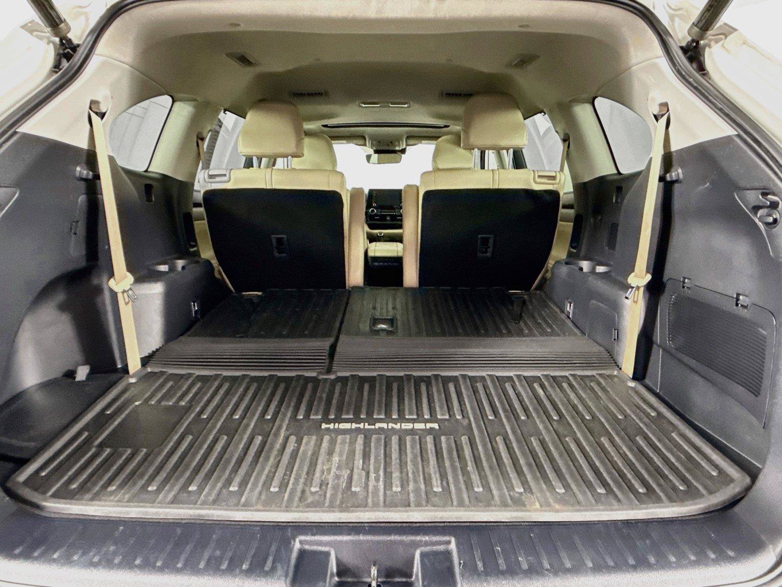 Used 2020 Toyota Highlander XLE AWD/4WD image 38