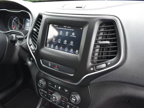 Used 2019 Jeep Cherokee Latitude Plus w/ Comfort/Convenience Group FWD image 24