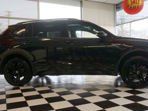 New 2024 Volkswagen Tiguan SE R-Line image 15