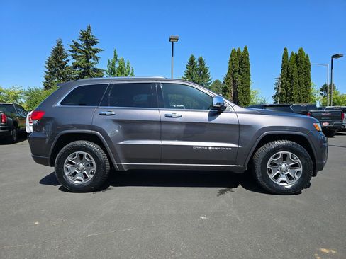 Used 2014 Jeep Grand Cherokee Overland w/ Advanced Technology Group AWD/4WD image 41