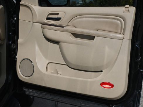 Used 2011 Cadillac Escalade Luxury image 27