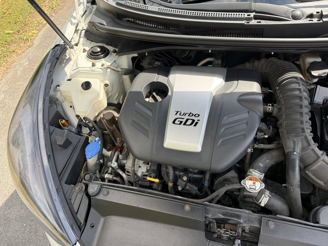 Used 2016 Hyundai Veloster Turbo FWD image 36