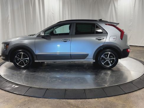 Certified 2025 Kia Niro LX image 7